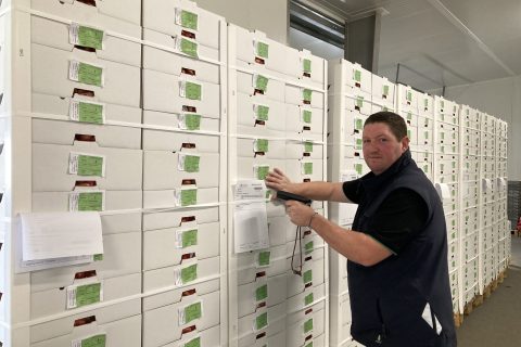 Norbert Monot, preparateur de commandes, dans l'entreprise Pouliquen, échalotes, oignons et légumes frais de Bretagne