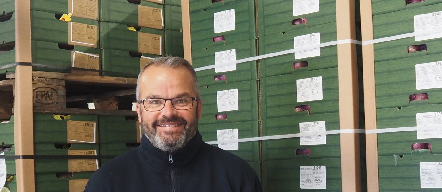 Pierre-Yves Queguineur, acheteur cadran chez Pouliquen, devant les palettes de légumes frais